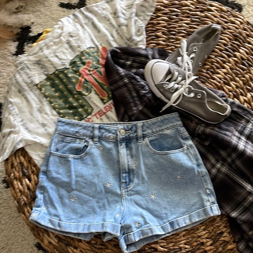 PacSun mom jean shorts with embroidered daisy’s